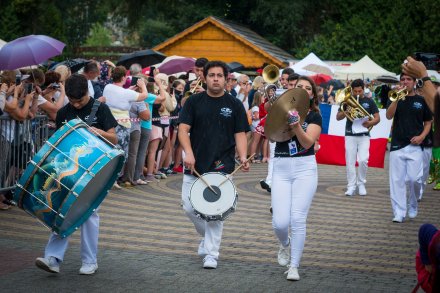 Barwny korowód z okazji TKB przeszedł przez Wisłę